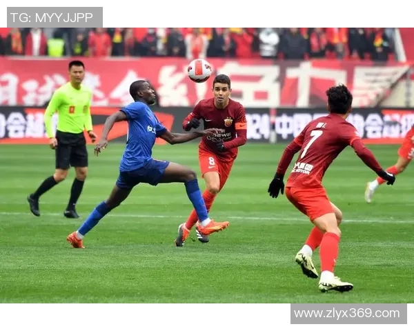 恒大与上海申花激战正酣争夺中超联赛关键三分的精彩对决