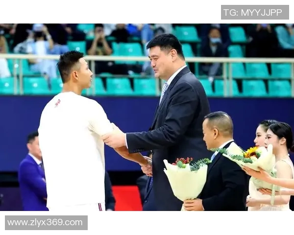 易建联重返赛场展现传奇风采球迷期待他带领球队再创辉煌